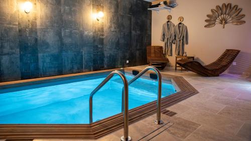 een zwembad in een kamer met twee mannequins bij Evaziona in Blairville