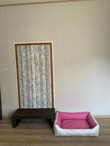 a room with a pink couch and a window at Ferienhaus Löwenherz in Pommern