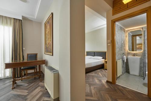 Postel nebo postele na pokoji v ubytování Iris Hotel