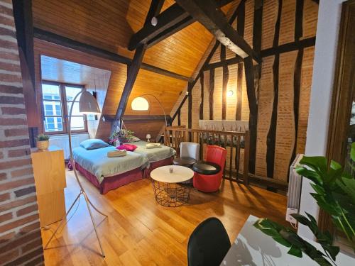 une chambre avec un lit et une table dans une pièce dans l'établissement Petit cocon chic et cosy, à Tours