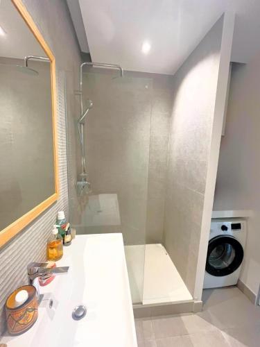une salle de bain avec douche et machine à laver dans l'établissement Vauban Chic, à Marseille