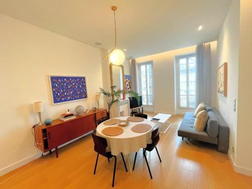 un salon avec une table et un canapé dans l'établissement Vauban Chic, à Marseille