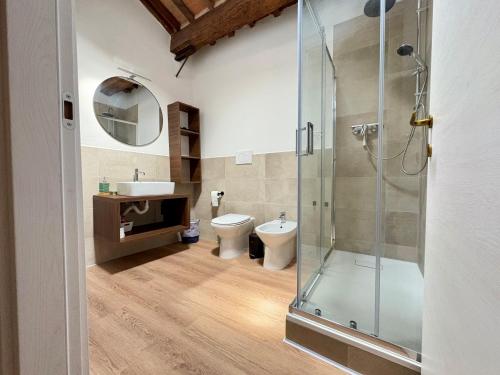 カザーレ・マリッティモにあるLa Gemma del Castelloのトイレとガラスのシャワー付きのバスルーム