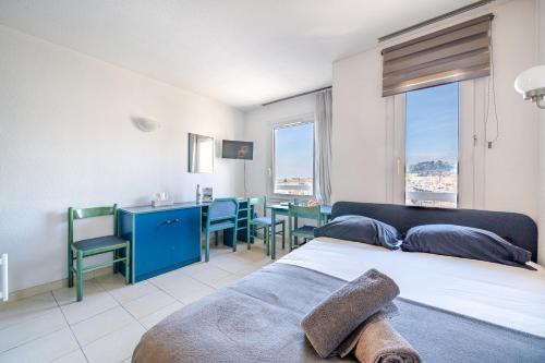 une chambre avec un lit, une table et des chaises dans l'établissement Studio hypercentre gare, à Nice
