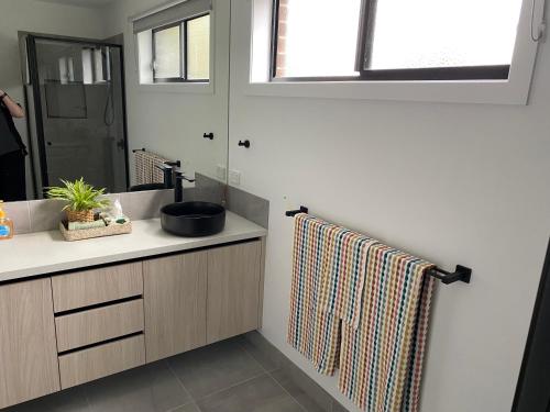 Η κουζίνα ή μικρή κουζίνα στο Eureka Gold Stays 2 bedrooms 2 bathrooms Wendouree No pets