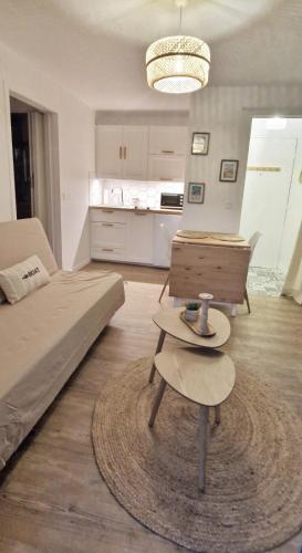 - un salon avec un lit et une table basse dans l'établissement Appartement cosy avec balcon 4 personnes max, à Villers-sur-Mer