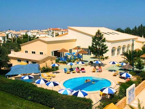 an overhead view of a swimming pool with umbrellas at Apartamento Oásis Parque 2 in Portimão