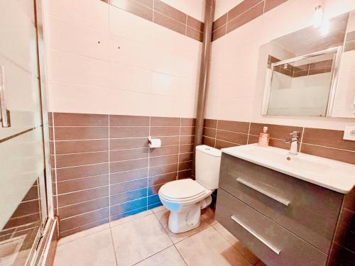 łazienka z toaletą, umywalką i prysznicem w obiekcie Appartement calme avec jardin privatif - 3 - w mieście Canet-en-Roussillon