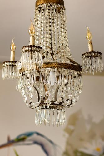 a chandelier hanging from a ceiling at Landgoed Loenen B&B in Slijk-Ewijk