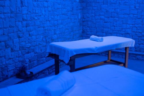 a room with a table with a blue light at Pietra Viva Suite e Relax in Veglie