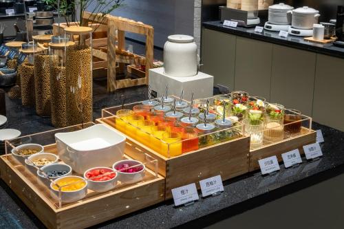 - un buffet avec de nombreux types de nourriture différents dans l'établissement Atour Light Hotel Guangzhou Taikoo Hui Zhengjia Plaza-Free shuttle bus to Canton Fair, à Canton