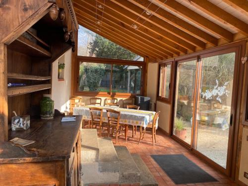 une cuisine et une salle à manger avec une table et des chaises dans l'établissement Le Refuge de Valprofonde, à Villeneuve-sur-Yonne
