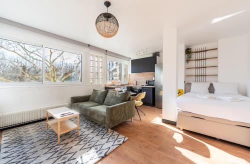 une chambre avec un lit et un salon dans l'établissement Mobility lease - Studio 10 minutes from Paris, à Boulogne-Billancourt