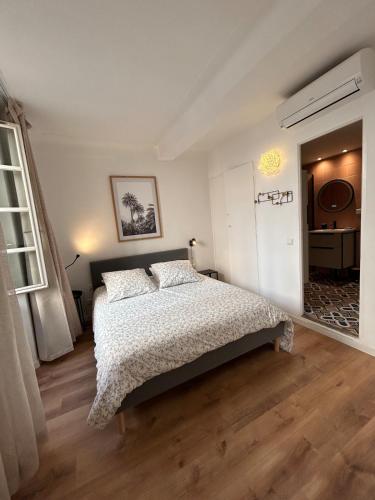 une chambre avec un grand lit dans une pièce dans l'établissement Appartement dans le village de Valbonne, à Valbonne