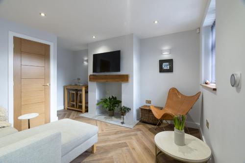 TV a/nebo společenská místnost v ubytování Bobbin Cottage