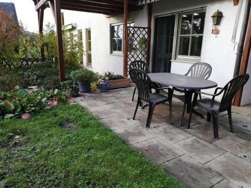 a table and chairs sitting on a patio at Dobhan Gästezimmer in Karlstadt