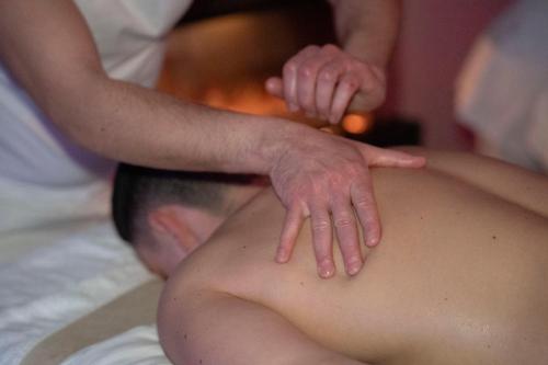a man getting a back massage in a spa at Pietra Viva Suite e Relax in Veglie
