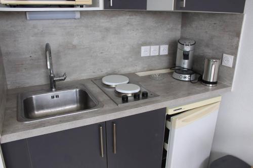 - un plan de travail avec évier et mixeur dans l'établissement Appt Studio LA ROCHELLE - LR110-F34, à La Rochelle