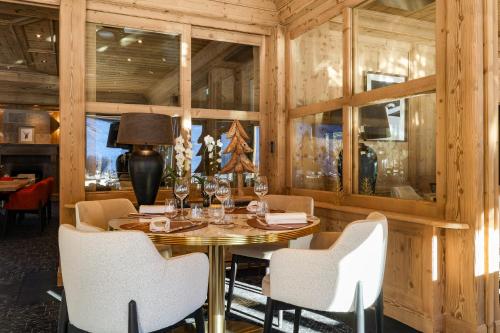 a wooden dining room with a table and chairs at Domaine de Montagne - Hôtel Chalet Frère Joseph in Ventron