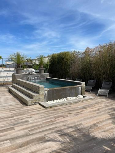 - une piscine avec des escaliers dans l'établissement L'Atypique, à Jacou