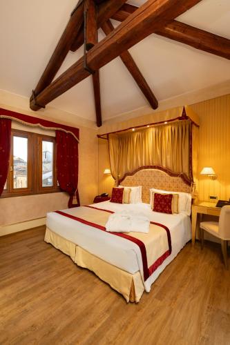 Postel nebo postele na pokoji v ubytování Hotel A La Commedia