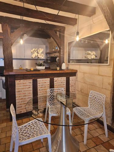 une cuisine avec une table en verre et deux chaises dans l'établissement Dolce vita - 100m des quais et de place Plumereau, à Tours