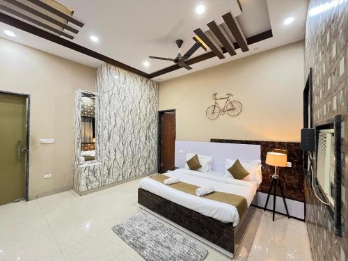 Postel nebo postele na pokoji v ubytování GoBravo 11 - 6BHK Farm with Pool and Garden - Gurgaon