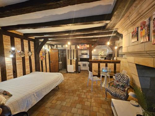 une chambre avec un grand lit et une cuisine dans l'établissement Dolce vita - 100m des quais et de place Plumereau, à Tours