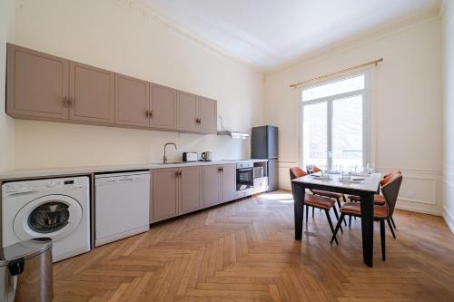 une cuisine avec une table et une salle à manger dans l'établissement 2P dans luxueuse villa, à Nice