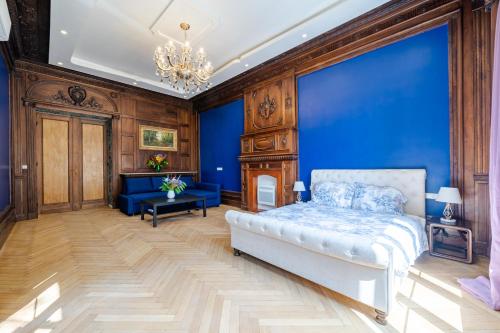 une chambre avec un lit et un mur bleu dans l'établissement 2P dans luxueuse villa, à Nice
