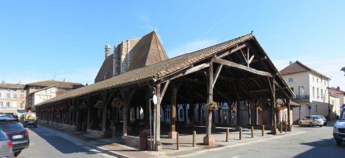 a building on the side of a street at Hôtel Au Coq Dort Spa in Châtillon-sur-Chalaronne