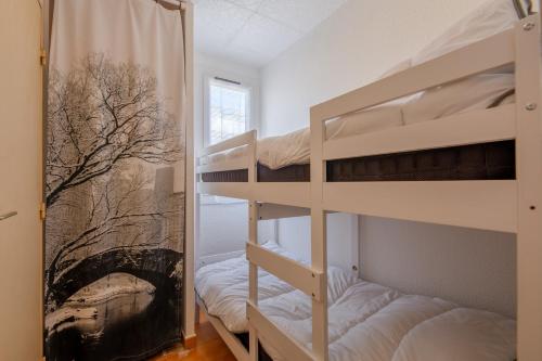 Cette chambre comprend 2 lits superposés et une cheminée. dans l'établissement L'Auriasque - A 5 min à pied du centre-ville, à Fréjus