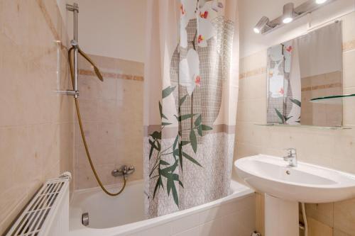 une salle de bain avec une douche, un lavabo et une baignoire dans l'établissement L'Auriasque - A 5 min à pied du centre-ville, à Fréjus