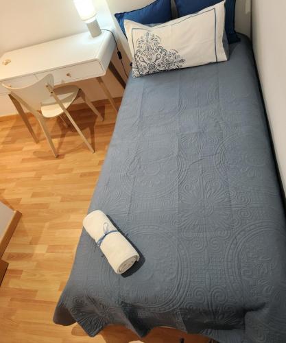 een bed in een kamer met een bureau en een stoel bij Parallel - Family Flat 2 rooms in Barcelona