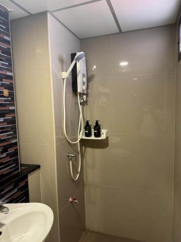 a bathroom with a shower and a sink at ณัฐพิมลเพลส์ 3 in Bangkok Yai