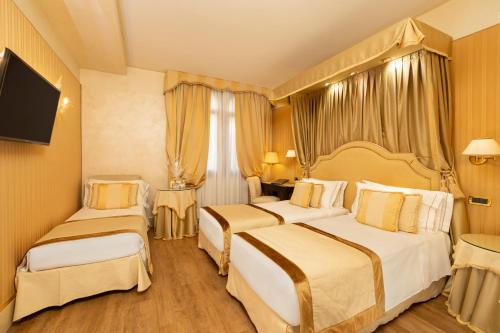 Postel nebo postele na pokoji v ubytování Hotel A La Commedia