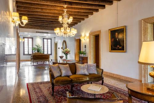 a living room with a couch and a table at Hotel Casa Verardo Residenza d'Epoca in Venice