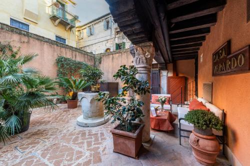 a courtyard with potted plants in a building at Hotel Casa Verardo Residenza d'Epoca in Venice