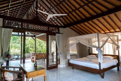 Кровать или кровати в номере Santra Putra Guesthouse at Karja Art Space