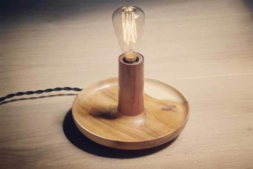 une lampe en bois assise au-dessus d'une table dans l'établissement Appartement lumineux hyper centre, à Clermont-Ferrand