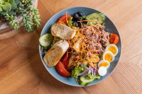 ホテルの敷地内または近くでの食事または食べ物