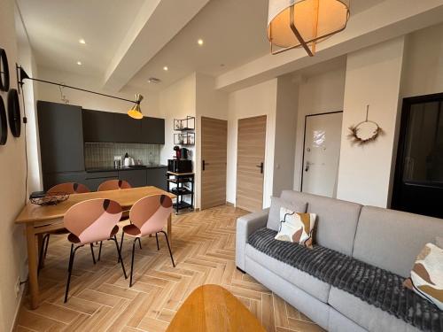 un salon avec un canapé, une table et des chaises dans l'établissement HomeForville, à Cannes