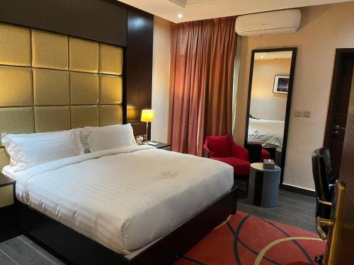 Postel nebo postele na pokoji v ubytování Rich-Bridge Hotel