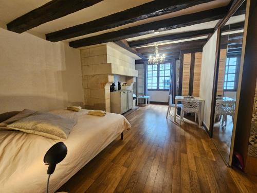 une chambre avec un lit et une cuisine avec une table dans l'établissement Nid douillet dans vieux-Tours, à Tours