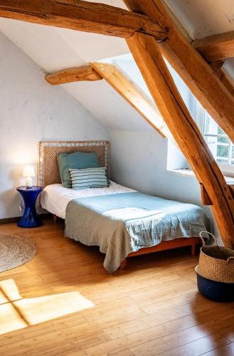 une chambre avec un lit dans un grenier dans l'établissement Grande Maison de Charme- 14 pers- 1h Paris, à Gressey