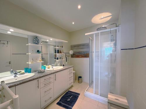 La salle de bains est pourvue de 2 lavabos et d'une douche. dans l'établissement La Villa Cissia , sur la plage, à Andernos-les-Bains