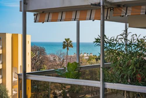 une vue sur l'océan depuis un immeuble dans l'établissement Studio vue mer et montagnes, avec piscine, à Antibes
