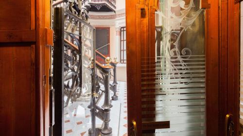 a hallway with a room with a wall of glass at Hostal Oliva in Barcelona