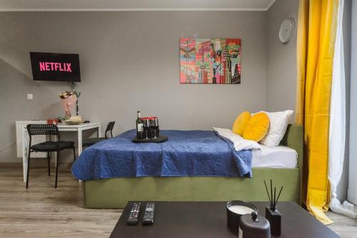 a small room with a bed and a table with a table at Lumina I Comfy Apartments with Balcony I Parking I Pasaż Łódzki in Łódź