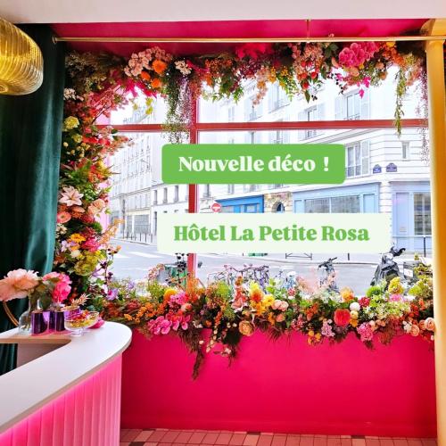 un spectacle de fleurs dans un hôtel la petite rosa dans l'établissement Hotel La Petite Rosa, à Paris